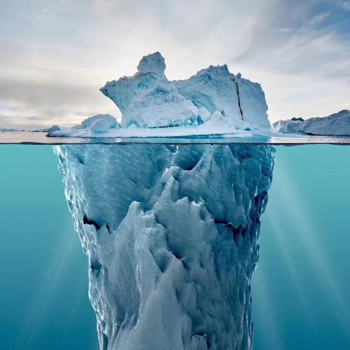 Go put ice. Айсберг в разрезе. Айсберг под водой. Вода со льдом. Вершина айсберга.