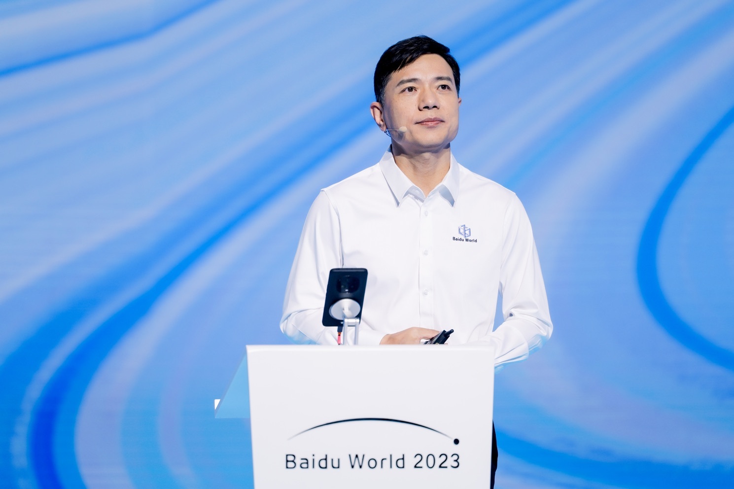 李彦宏：我们即将进入一个AI原生的时代｜百度世界2023