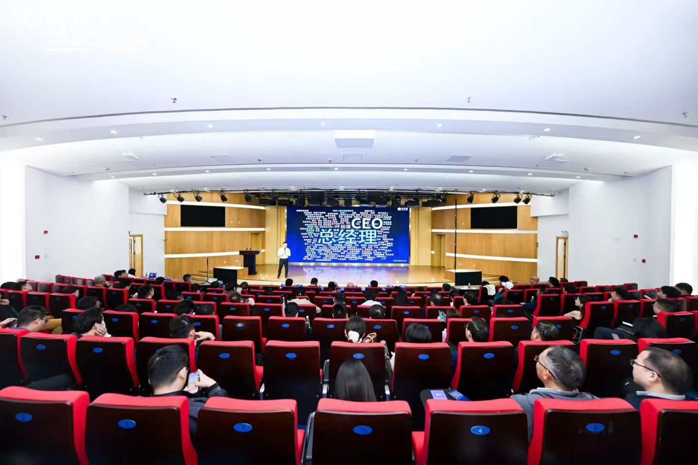 翘楚共探AI落地 同驱产业新程:「AI 共创 三生万物」司马阅 2025企业AI落地应用峰会上海站落下帷幕