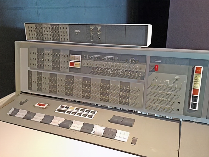 ibm 7090 是第一台晶体管计算机,使用穿孔卡片,由 ibm 制造